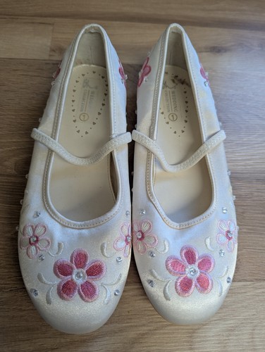 White pink embroidered flat - white,